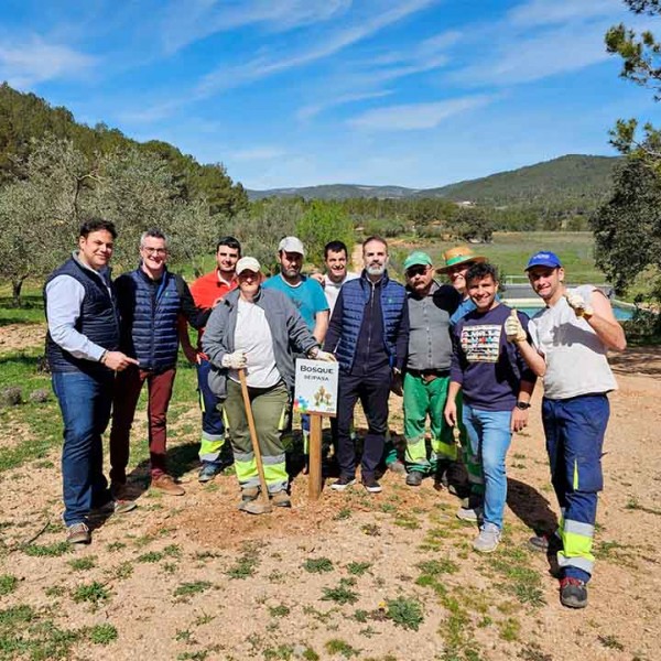 Los equipos de Seipasa y Campus Diversia en el bosque que la compañía ha apadrinado en la Finca Mijares, en Yátova (Valencia). Seipasa apadrina un bosque en Campus Diversia