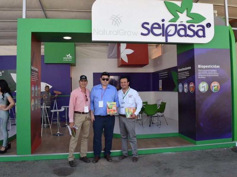 Visita de la revista InfoAgro al stand de SEIPASA en Expo Agro Sinaloa