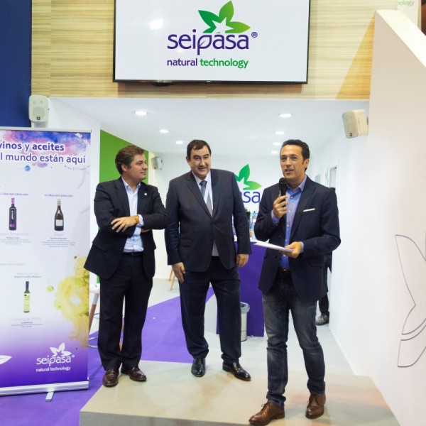 © Seipasa. De izquierda a derecha: Álvaro Barrera, presidente de Ecovalia; Pedro Peleato, CEO de Seipasa, y Jacob Petrus, presentador de ‘Aquí la Tierra’ (TVE) durante el acto de celebración del 20 aniversario de Seipasa en Fruit Attraction. Seipasa celebra su 20 aniversario en Fruit Attraction